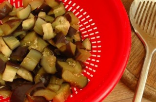 Овощной салат с баклажанами - фото шага 2