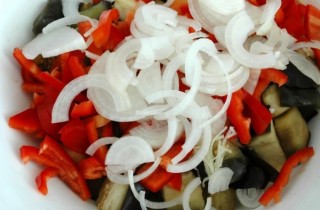 Овощной салат с баклажанами - фото шага 5