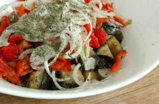 Овощной салат с баклажанами - фото шага 7