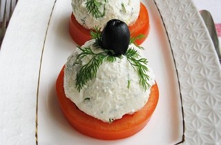 Помидоры с творожно-чесночным кремом - фото шага 3