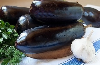 Простой салат из баклажанов - фото шага 1
