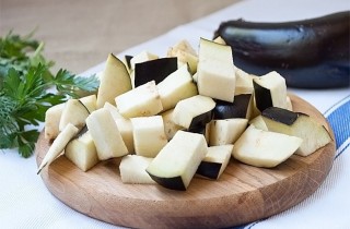 Простой салат из баклажанов - фото шага 2