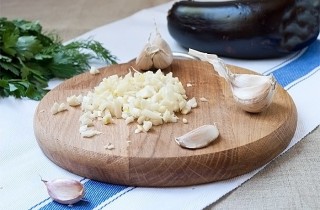 Простой салат из баклажанов - фото шага 3