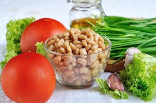 Салат из фасоли с помидорами - фото шага 1