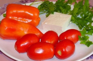 Салат с фетой, помидорами и перцем - фото шага 1