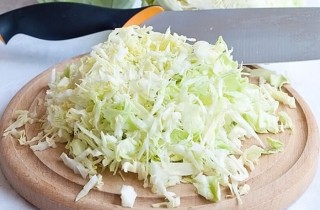 Салат с капустой, помидорами и яйцом - фото шага 2