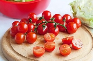 Салат с капустой, помидорами и яйцом - фото шага 3