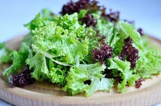 Салат с консервированной кукурузой - фото шага 2