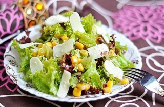 Салат с консервированной кукурузой - фото шага 4