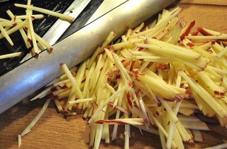 Салат с моцареллой, черри и редисом - фото шага 3