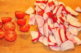 Салат с моцареллой, черри и редисом - фото шага 4