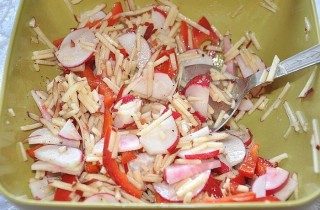 Салат с моцареллой, черри и редисом - фото шага 5