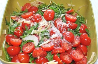 Салат с моцареллой, черри и редисом - фото шага 6