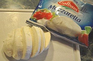 Салат с моцареллой, черри и редисом - фото шага 7