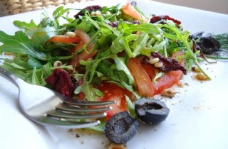 Салат с рукколой и помидорами - фото шага 5