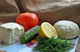 Шопский салат с овощами, грибами и брынзой - фото шага 1