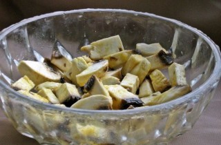 Шопский салат с овощами, грибами и брынзой - фото шага 2