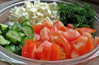 Шопский салат с овощами, грибами и брынзой - фото шага 3