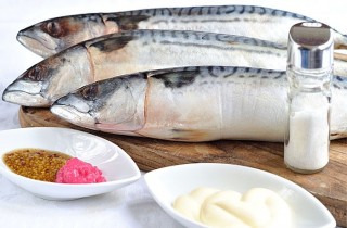 Скумбрия, запеченная с горчицей и майонезом - фото шага 1