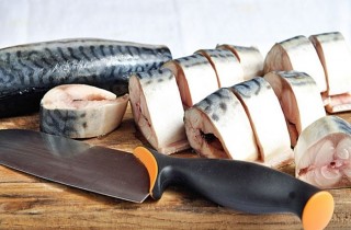 Скумбрия, запеченная с горчицей и майонезом - фото шага 2