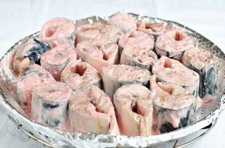 Скумбрия, запеченная с горчицей и майонезом - фото шага 3