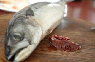 Скумбрия, запеченная в апельсиновом маринаде - фото шага 1