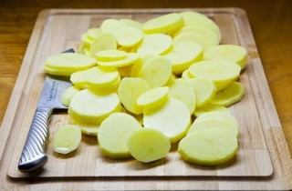 Треска с картофелем и беконом - фото шага 2