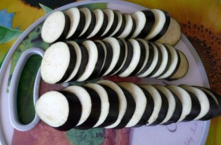 Вкусный салат из баклажанов - фото шага 2