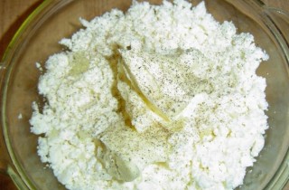 Закусочные шарики из брынзы с помидорами черри - фото шага 1