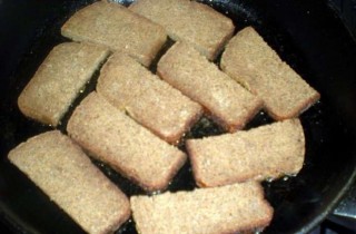 Гренки со шпротами - фото шага 1