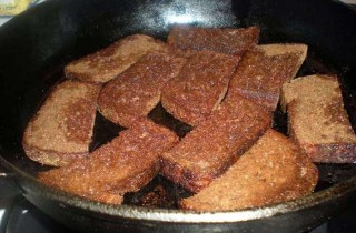 Гренки со шпротами - фото шага 2