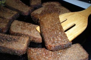 Гренки со шпротами - фото шага 3