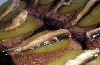 Гренки со шпротами - фото шага 4