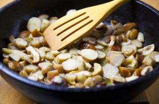 Куриная печень с грибами в вине - фото шага 2