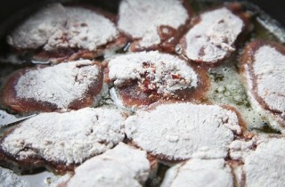 Куриная печень с грибами в вине - фото шага 3