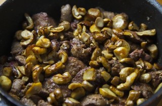 Куриная печень с грибами в вине - фото шага 4