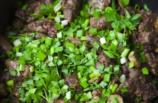 Куриная печень с грибами в вине - фото шага 6