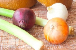 Луковый суп в горшочке - фото шага 1