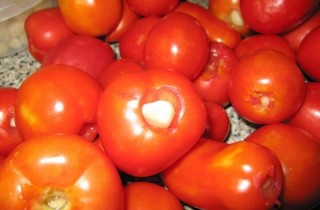 Маринованные помидоры с чесноком - фото шага 3