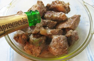 Мясо с грибами в винном соусе - фото шага 2