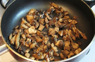 Мясо с грибами в винном соусе - фото шага 3