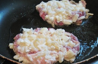 Отбивные под луком - фото шага 3