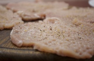 Отбивные со сметаной и сыром, запеченные в духовке - фото шага 3