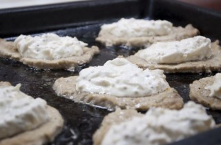 Отбивные со сметаной и сыром, запеченные в духовке - фото шага 5