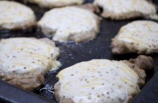 Отбивные со сметаной и сыром, запеченные в духовке - фото шага 6