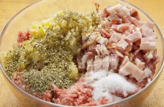 Паштет по-деревенски из свинины, бекона и ветчины - фото шага 2