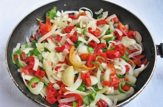 Печень, жареная с овощами - фото шага 2