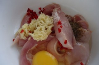 Пикантная курица в панировочных сухарях - фото шага 2