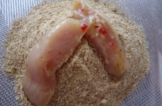 Пикантная курица в панировочных сухарях - фото шага 3