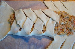 Пирог с курицей из слоеного теста - фото шага 4